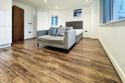 Lounge/Dining Roo...