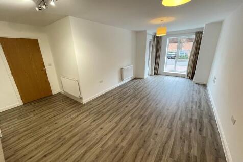 Lounge/Dining Roo...