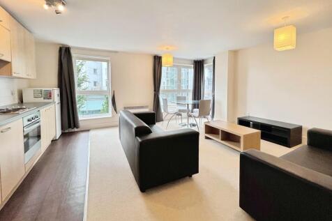 Lounge/Dining Roo...