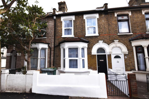 Mid terrace house to let