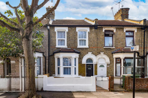 Mid terrace house to let