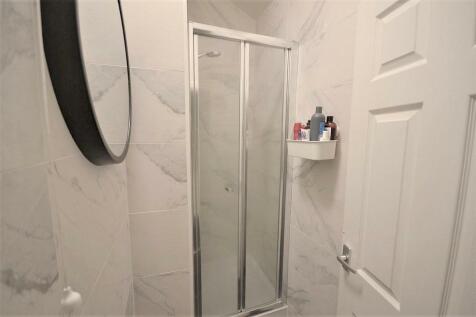 58-watson-rd-bathroom-2-z.990x0.jpg