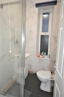 58-watson-rd-bathrrom-1.990x0.jpg