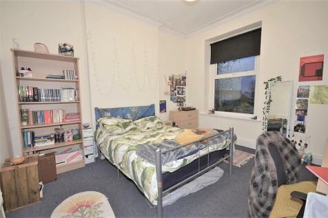 58-watson-rd-bedroom-2.990x0.jpg
