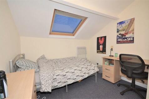 58-watson-rd-bedroom-5.990x0.jpg