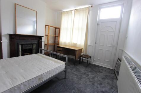 2. Front room (1).jpg