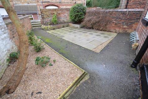 58-brocco-bank-rear-yard.990x0.jpg