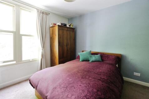 4. Front Bed.JPG
