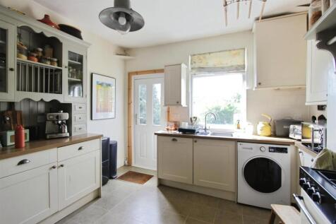 2. Kitchen (2).JPG