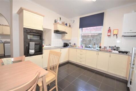 47-broomgrove-rd-kitchen-view-2.990x0.jpg