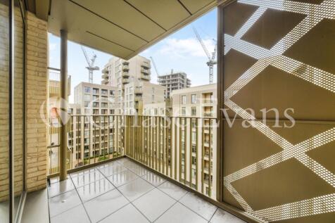 Phoenix Court, Oval