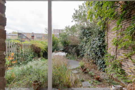 318637 - Vicar&#39;s Close, London E9 - high res-07...