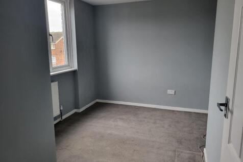 3rd Bedroom (1st)