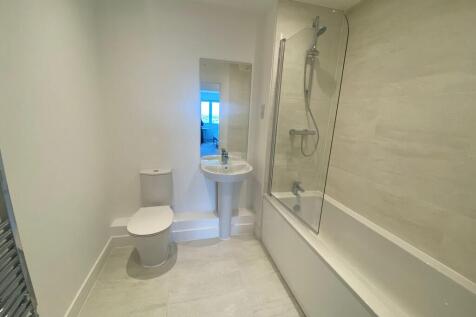 Main Bathroom 