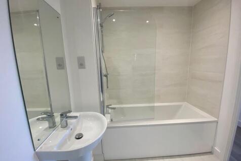 Main Bathroom 