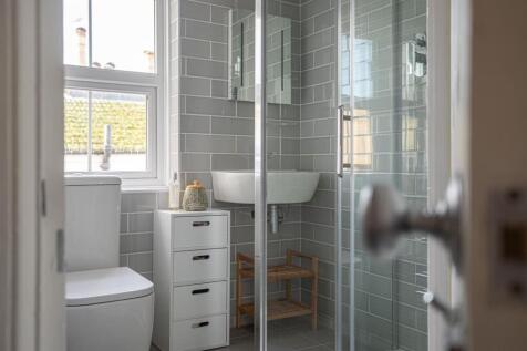 Main bathroom.jpeg