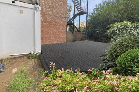 compton-court-decking.jpg