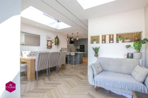 Kitchen / Dining