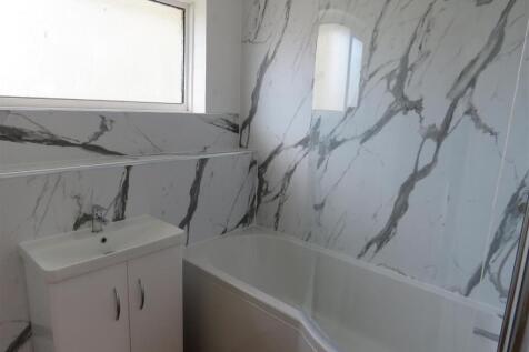 28 Willowdene Bathroom.JPG