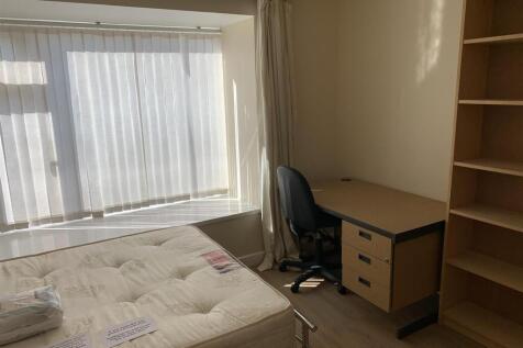 (7) 135 Ground bedroom.jpg