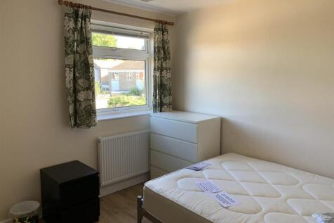 (10) 135 Bed opp bath.jpg