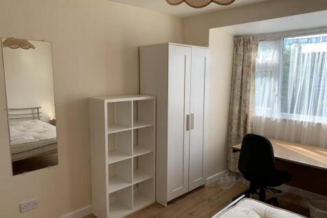 (8) 135 Front bedroom.jpg