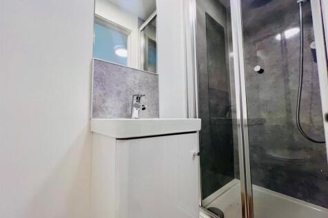 Room 4 ensuite1.jpeg