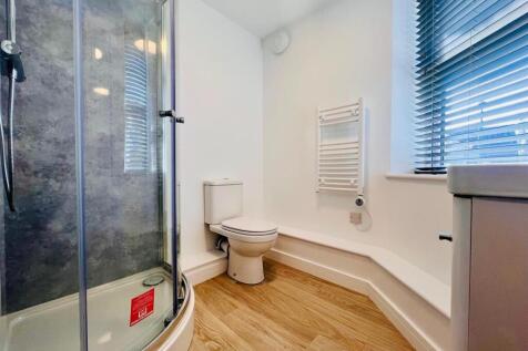 Room 7 ensuite.jpeg