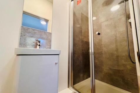 Room 8 ensuite .jpeg