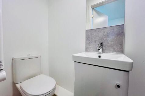Room 8 ensuite1.jpeg