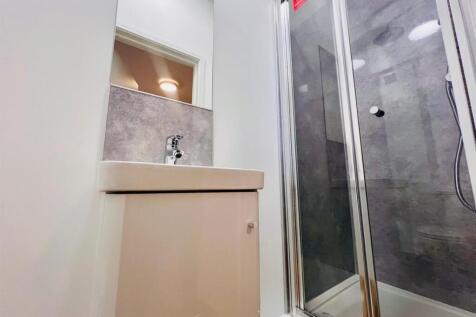 Room 9 ensuite.jpeg