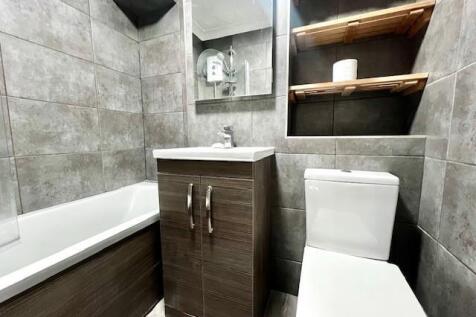 Bathroom B.jpg