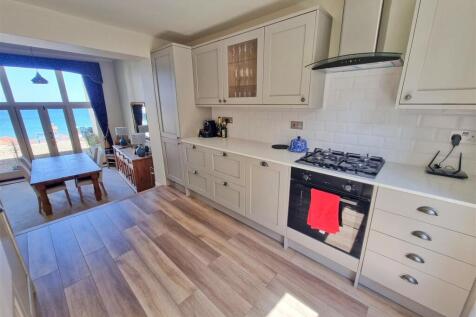 Kitchen 2.jpg