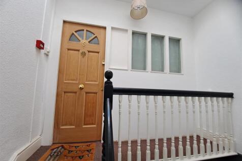 Flat 5 - Communal - Approach.jpg