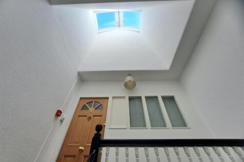 Flat 5 - Communal - Approach Skylight.jpg