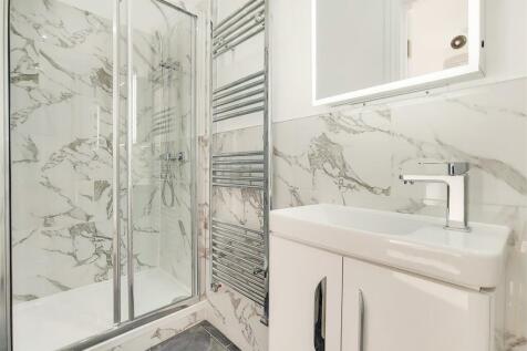 9_Main Ensuite-0.jpg