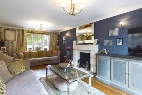Sitting room other way 