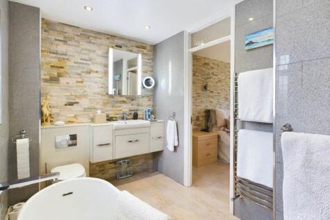 En-suite towards Master Bedroom 