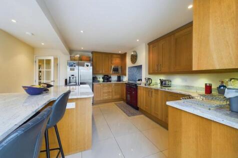 Breakfast area to kitchen 