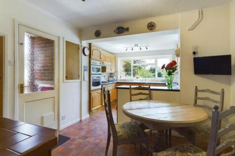 Breakfast area to kitchen