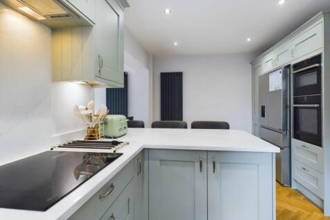 Kitchen &amp; breakfast bar 