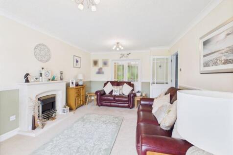 Sitting room towards dinng room 
