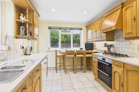 Kitchen &amp; breakfast bar