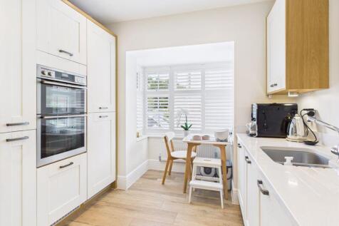 Kitchen &amp; breakfast area 