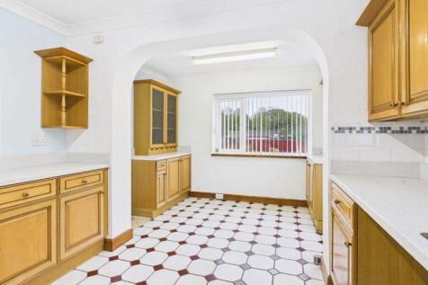 Kitchen to breakfast area