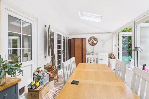 Garden room other way 