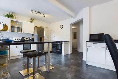 Kitchen towards hallway 