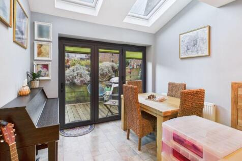 Open plan family dining to garden
