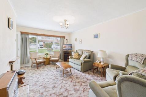 Sitting room &amp; view to front