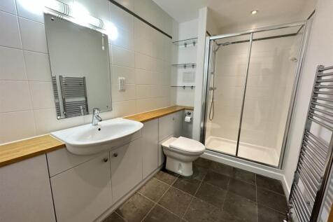 master ensuite.JPEG